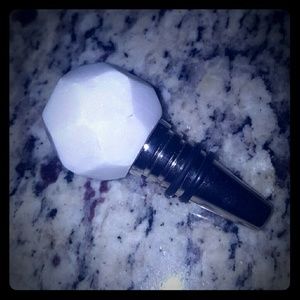 Howlite stone wine stopper